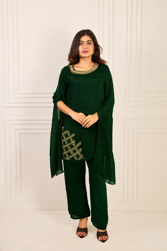 Gold-Embroidered Green Chinnon Set with Veil Sleeves